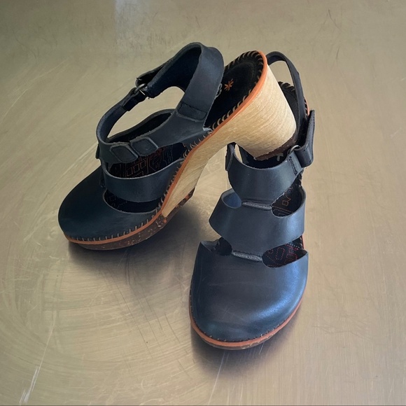 The Art Company Shoes - The Art Company size 7 Dark Blue